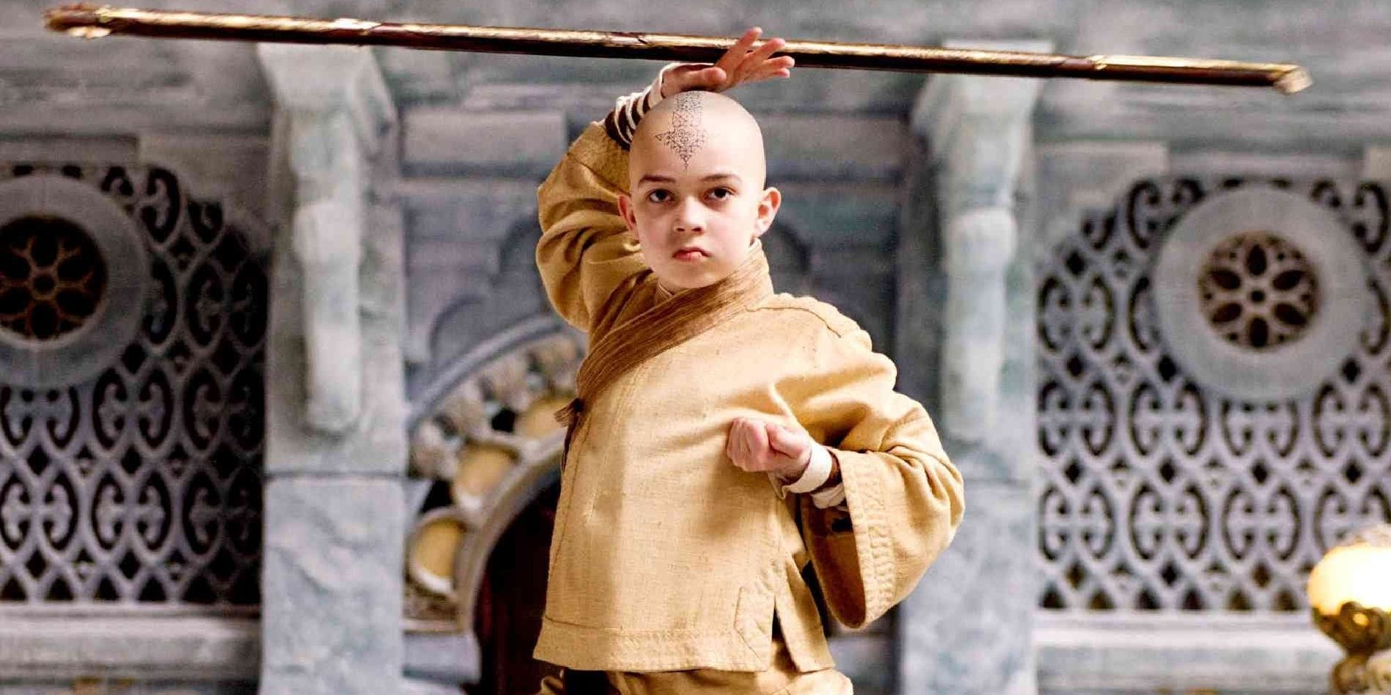 Noah Ringer dans le rôle d'Aang brandissant un bâton bo dans The Last Airbender