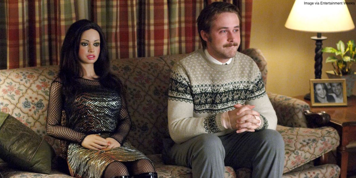 Lars assis à côté d'une poupée gonflable dans Lars and the Real Girl.