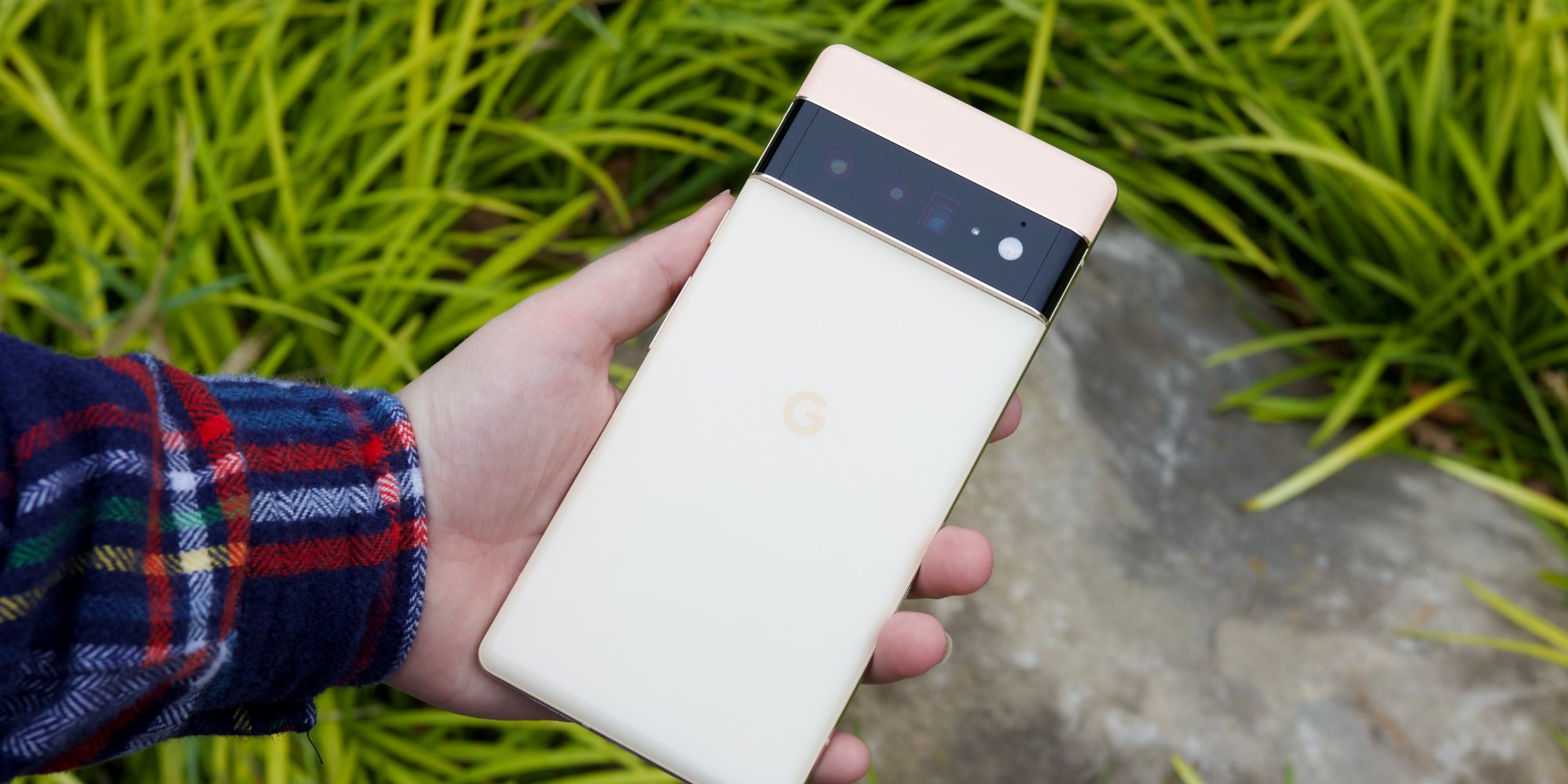 Une personne tenant le Google Pixel 6 Pro dans sa main