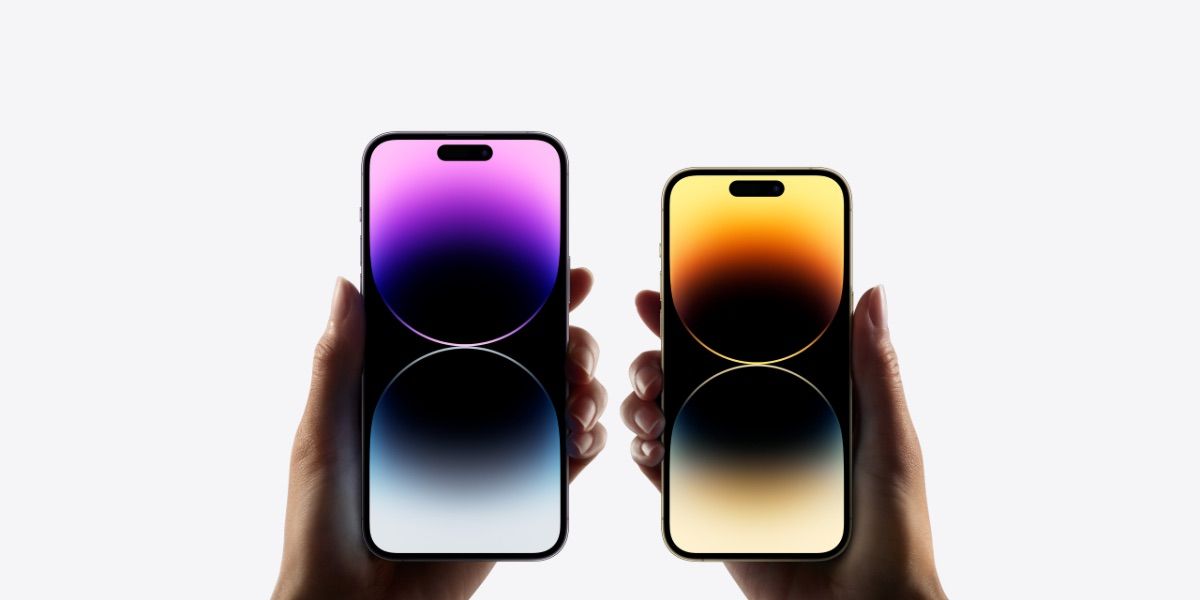 iphone 14 et 14 pro tenus sur un fond blanc