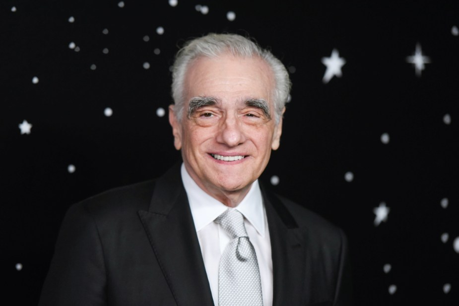 Marin Scorsese sourit en portant un costume