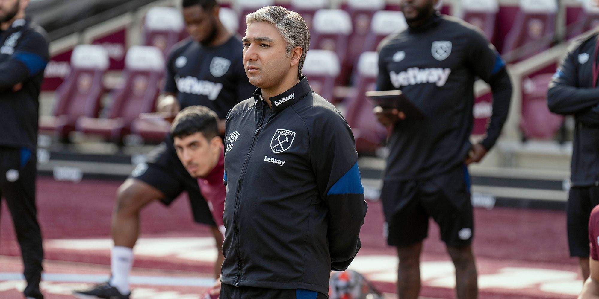 Nick Mohammed dans le rôle de Nate dans 'Ted Lasso', s'entraînant avec l'équipe de West Ham