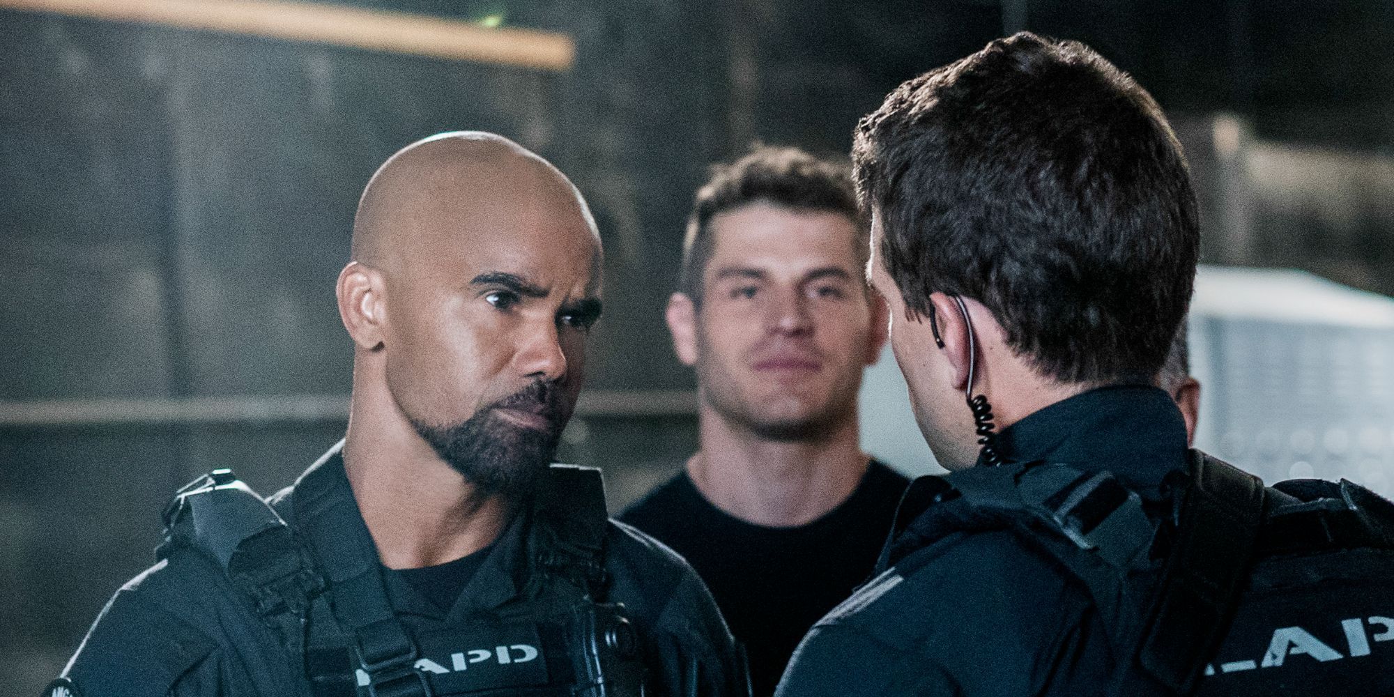 Trois hommes en uniforme Swat parlent