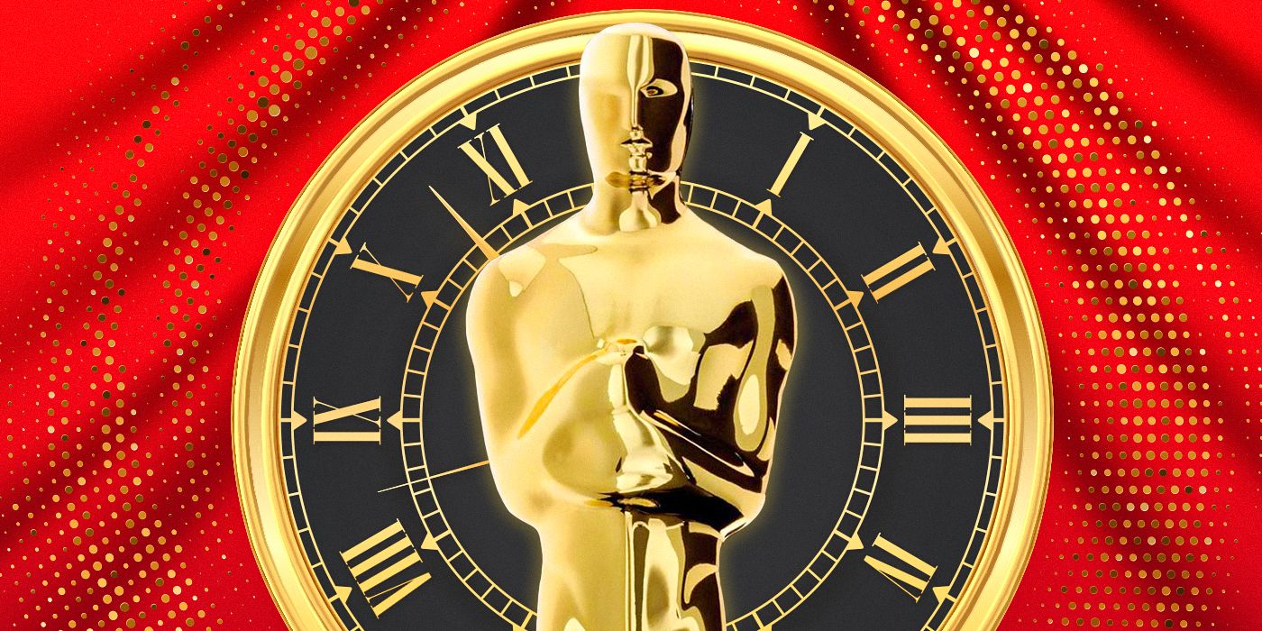Une photo d'une statue d'Oscar devant une horloge et un rideau rouge.