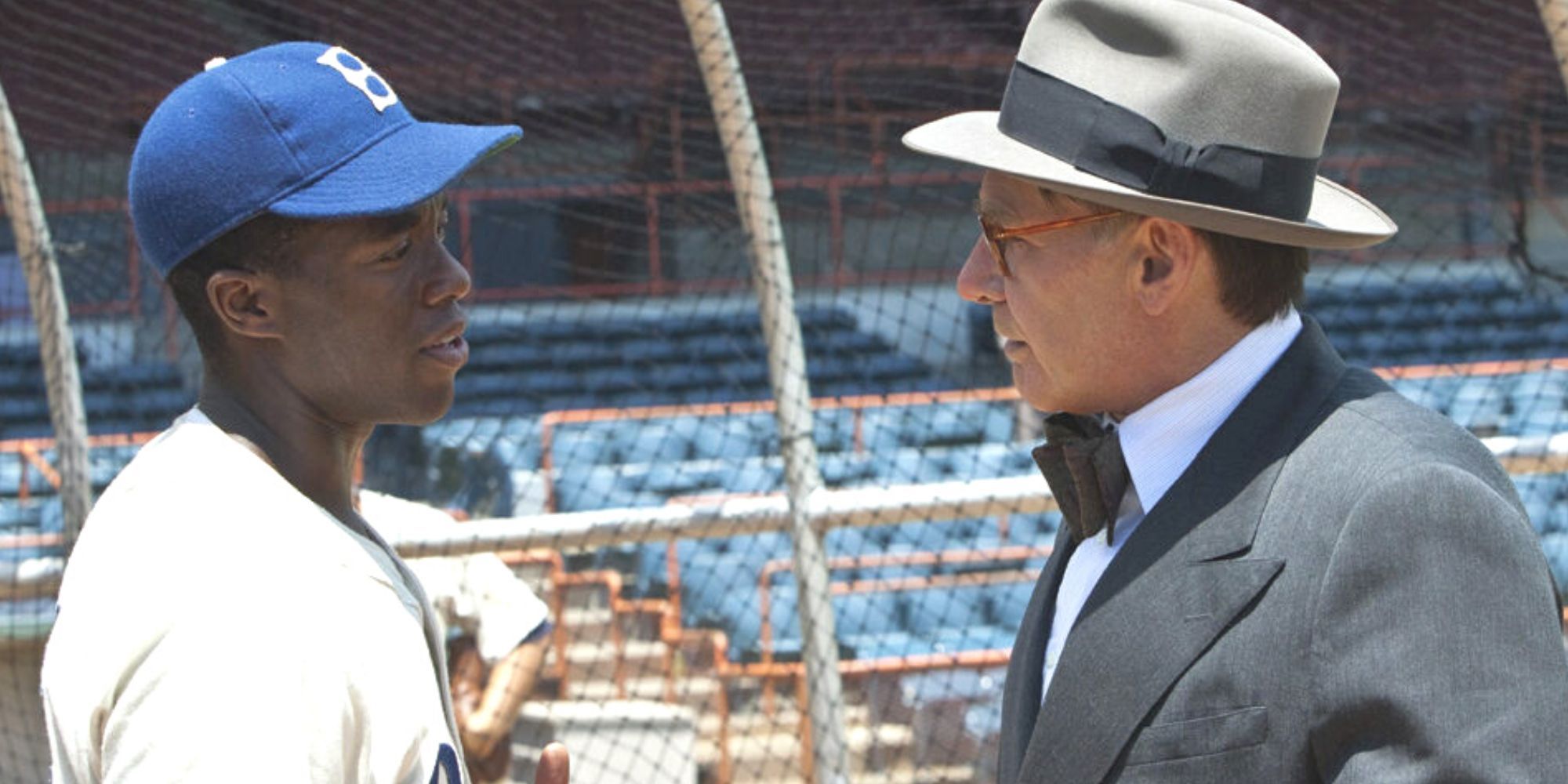 Chadwick Boseman parle à Harrison Ford sur le terrain de baseball en 42 