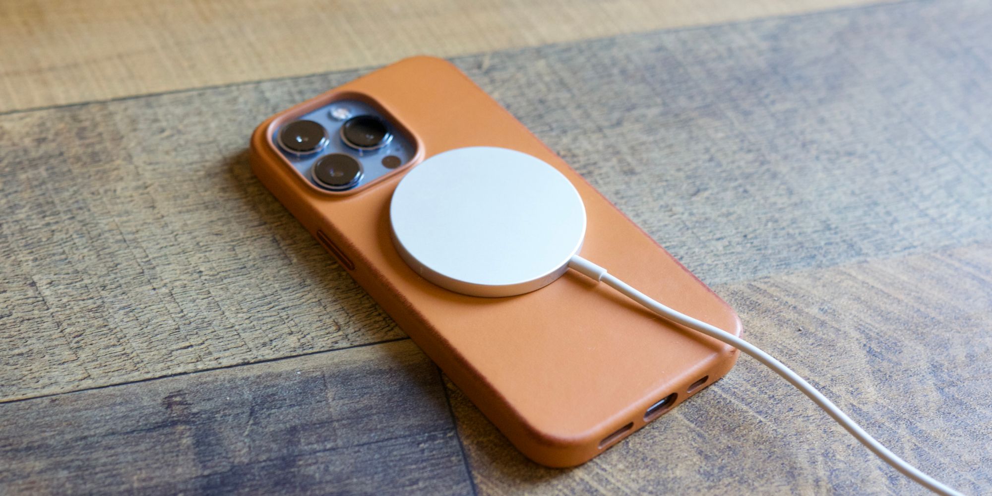 iPhone 13 Pro avec un chargeur MagSafe