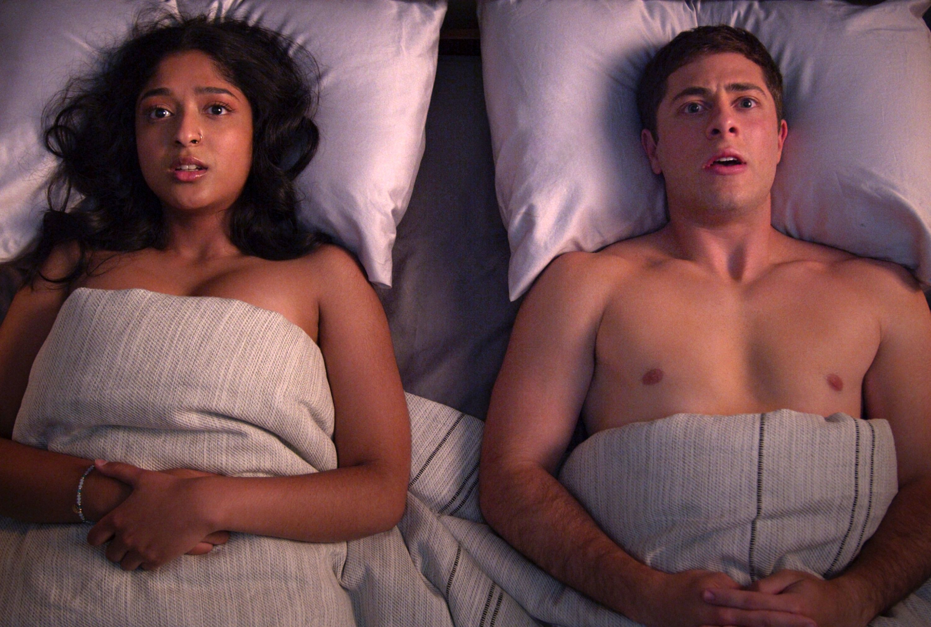 Maitreyi Ramakrishnan comme Devi Vishwakumar et Jaren Lewison comme Ben Gross dans la saison 4 de Never Have I Ever 