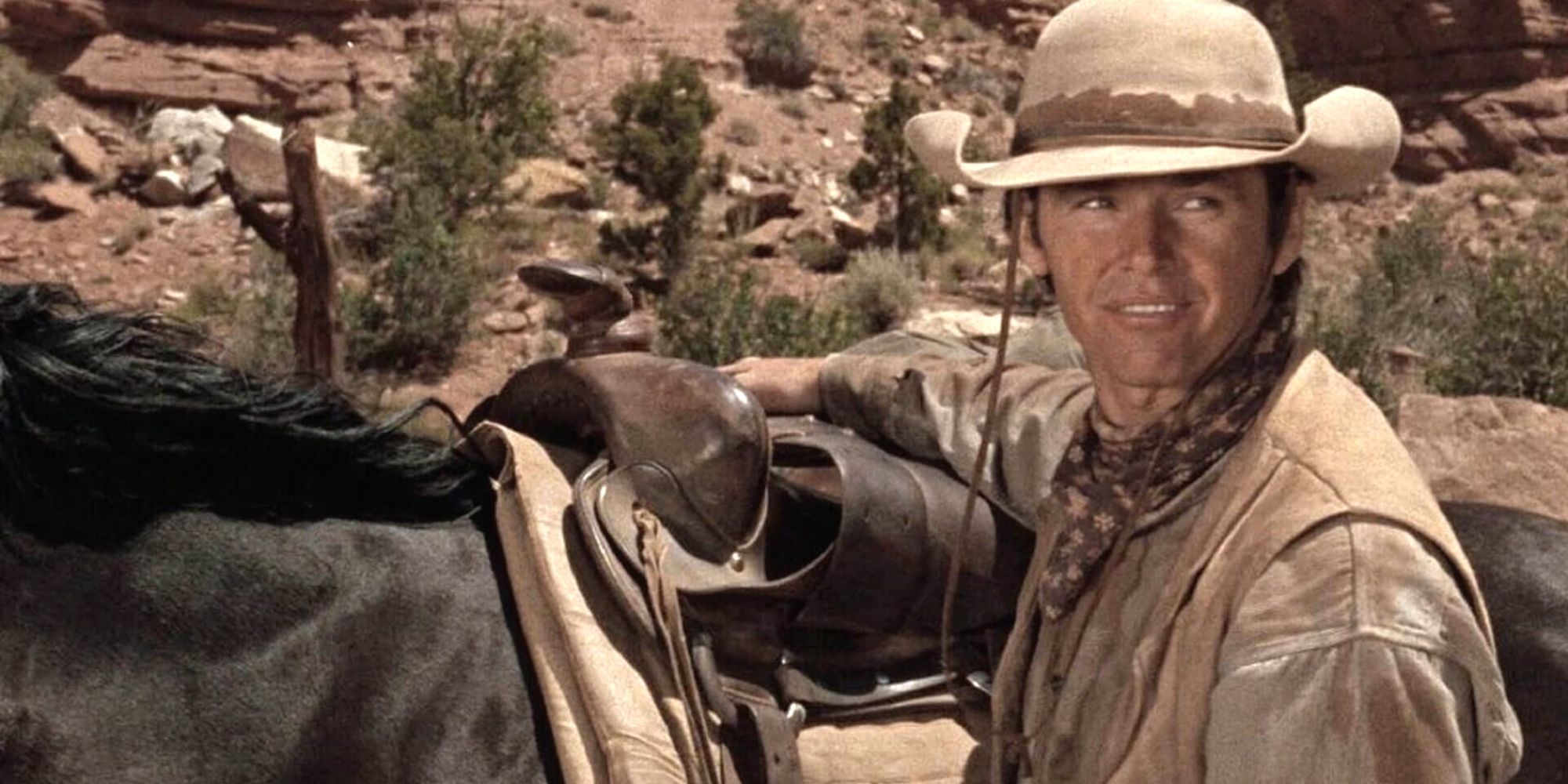 Jack Nicholson debout à côté d'un cheval dans Ride in the Whirlwind