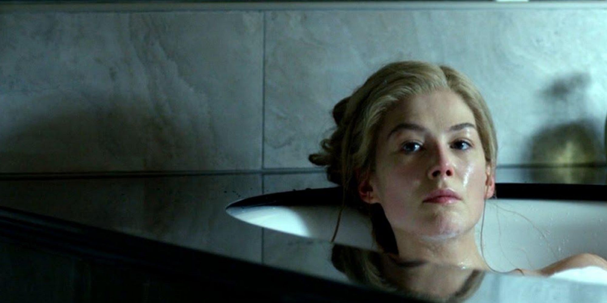 Rosamund Pike dans le rôle d'Amy Dunne prenant un bain dans 