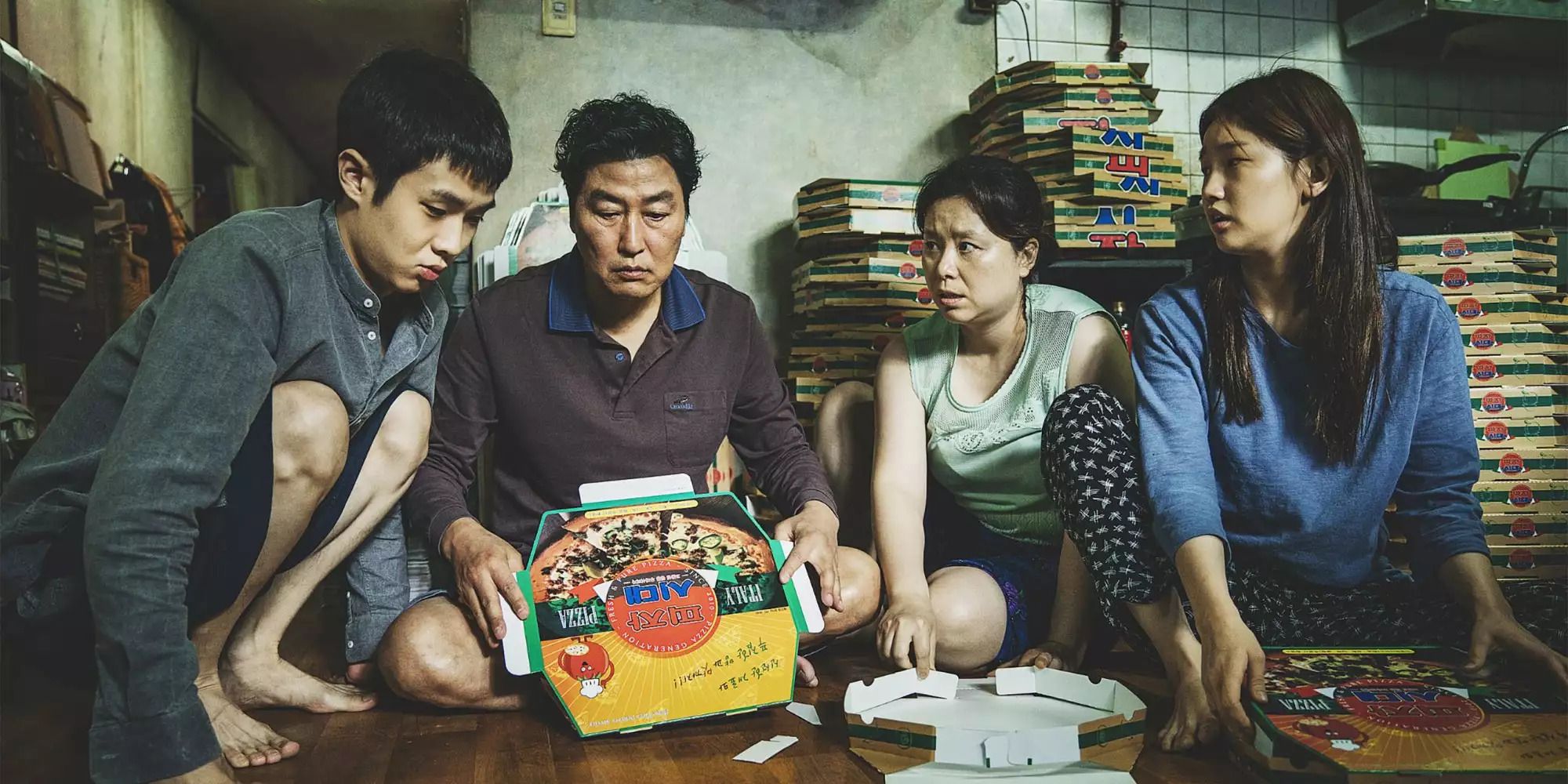 La famille Kim pliant des boîtes à pizza dans 'Parasite'