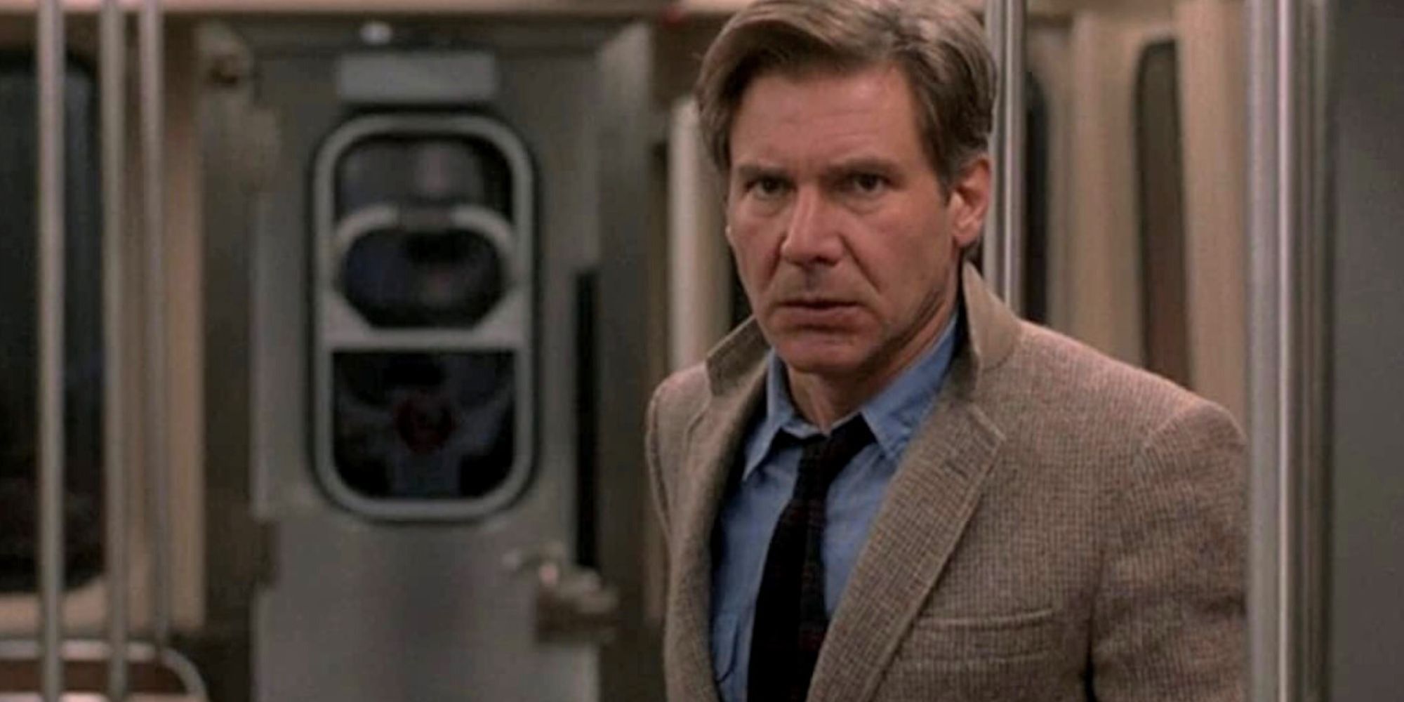 Richard Kimble debout seul dans un wagon de métro avec impatience dans The Fugitive