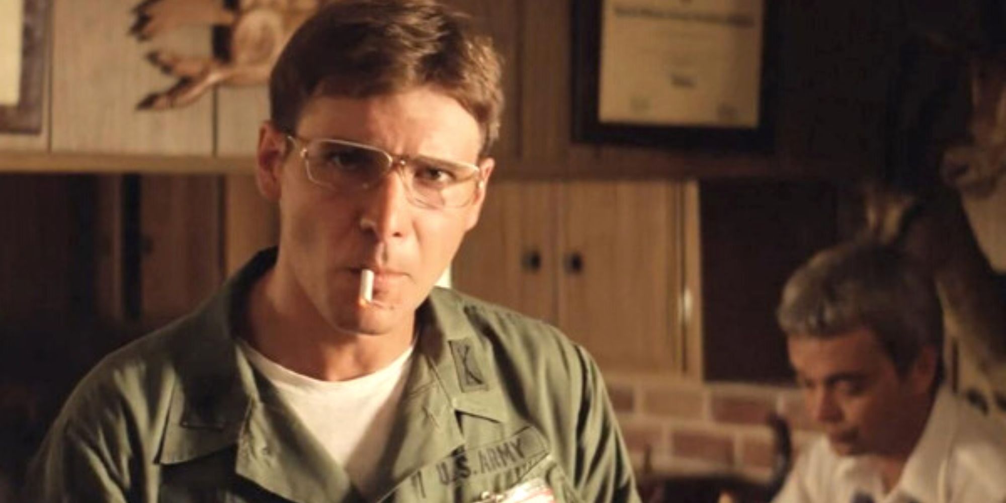 Harrison Ford avec une cigarette à la bouche impatient dans Apocalypse Now