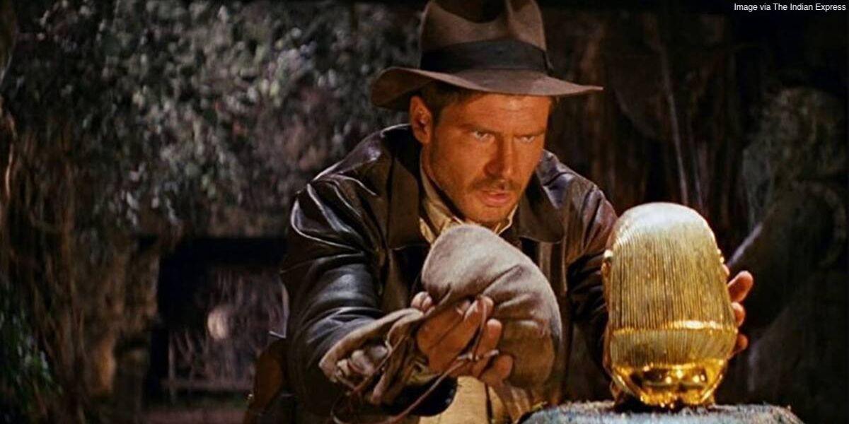 Indiana Jones sur le point d'attraper l'idole d'or dans Les aventuriers de l'arche perdue