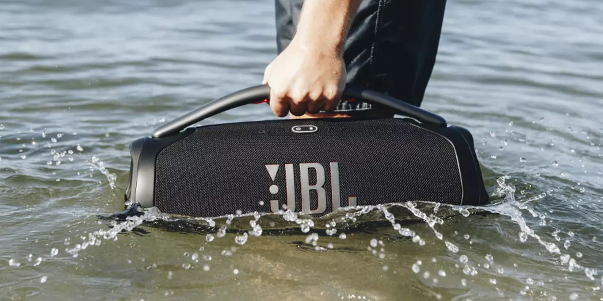 Enceinte Bluetooth portable JBL Boombox 3 immergée dans l'eau
