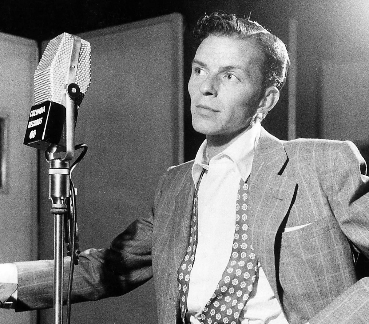 "C'est la vie" le chanteur Frank Sinatra près d'un micro