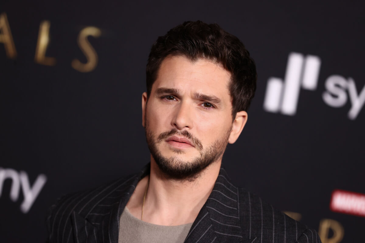 Kit Harington assiste aux studios Marvel "Éternels" première le 18 octobre 2021 à Los Angeles, Californie