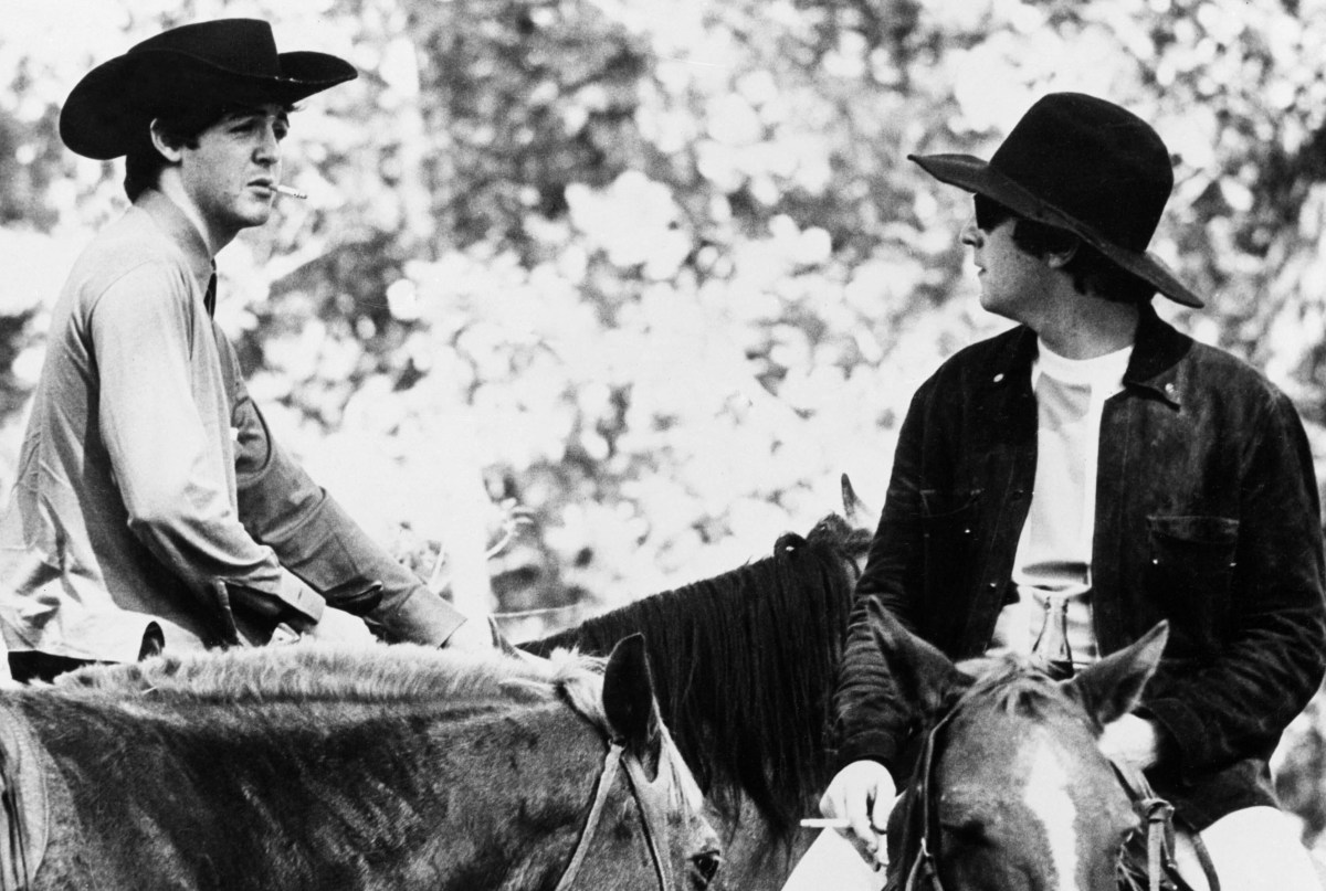 Paul McCartney et John Lennon à cheval pendant les Beatles "Michelle" ère