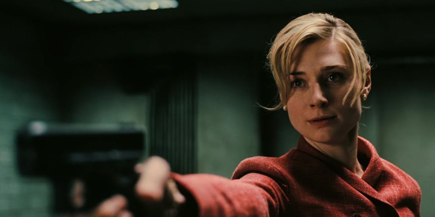 Elizabeth Debicki dans le rôle de Kat pointant une arme dans 