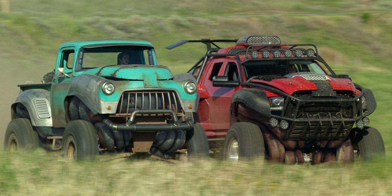 Une paire de véhicules de la finale de Monster Trucks