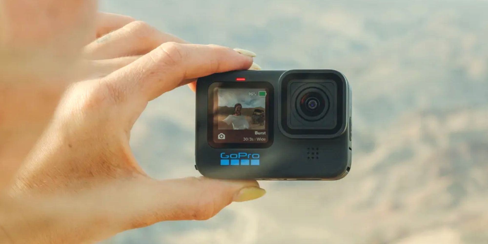 Personne tenant la GoPro Hero 11
