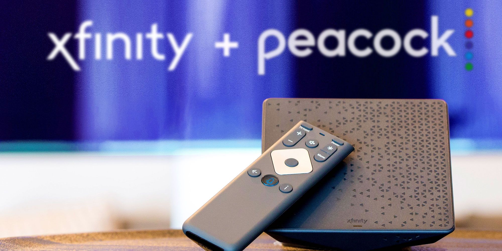Décodeur Xfinity avec Peacock sur un écran de télévision en arrière-plan