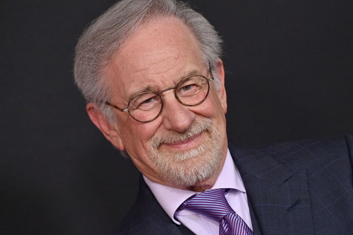 Steven Spielberg posant en costume à la première de LucasFilms à Los Angeles "Indiana Jones et le cadran du destin".