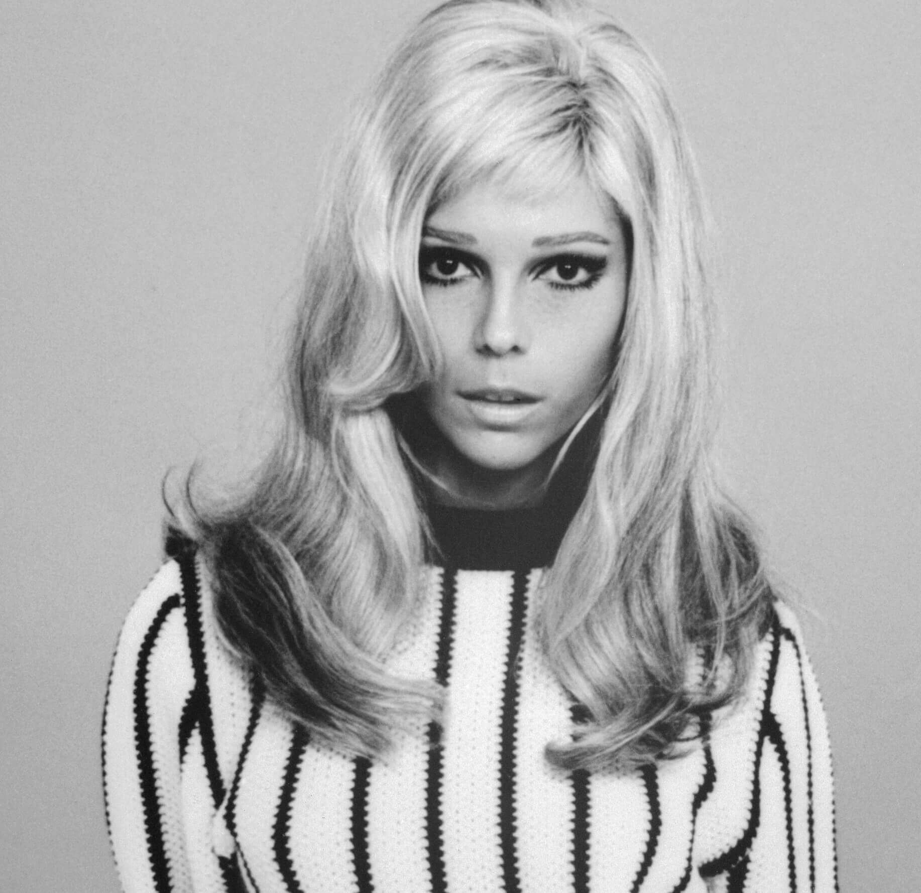 "Ces bottes sont faites pour marcher'" la chanteuse Nancy Sinatra en noir et blanc