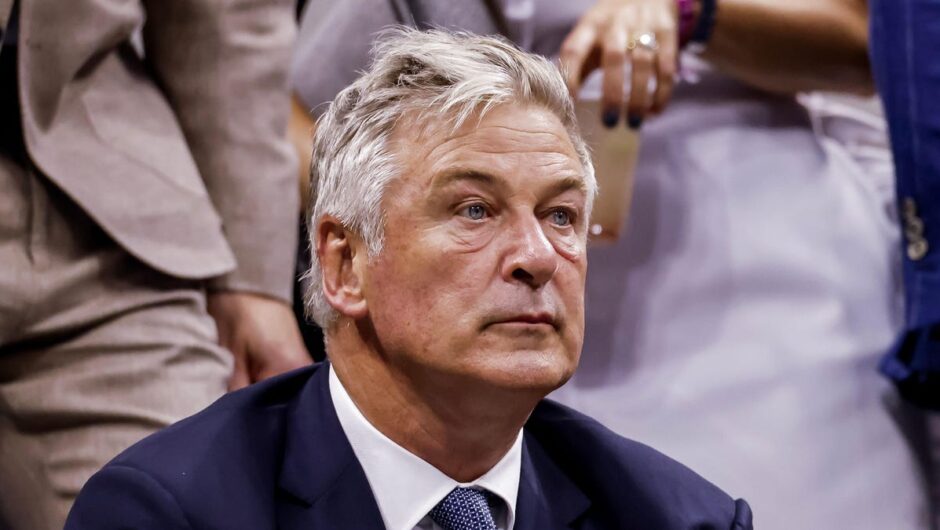 Le juge décide qu&rsquo;Alec Baldwin va (probablement) être jugé