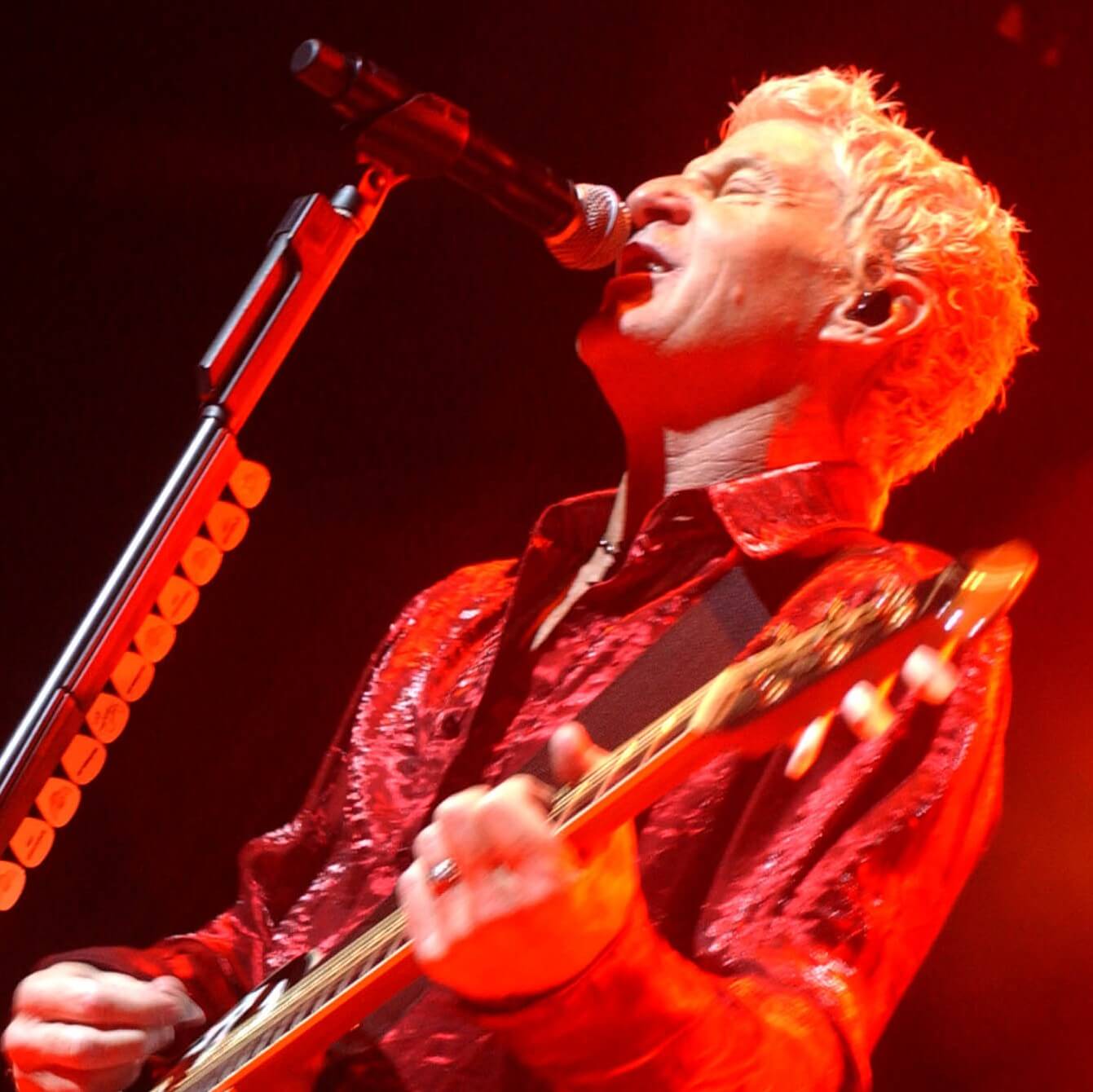 Kevin Cronin de REO Speedwagon avec feu rouge