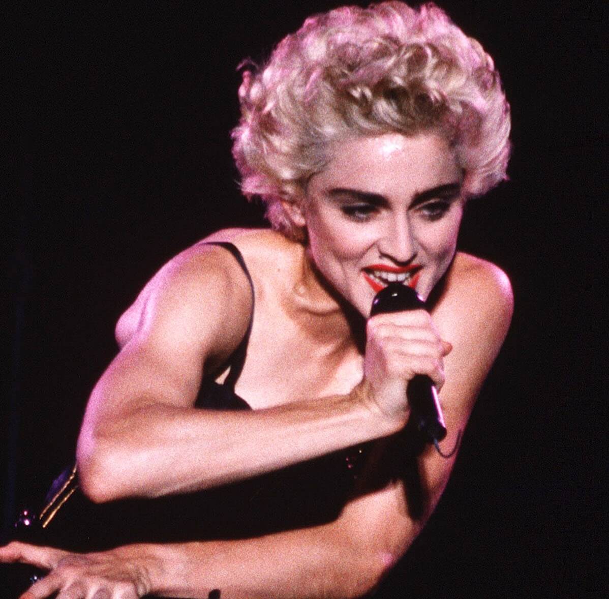 "Vacances" la chanteuse Madonna avec un microphone