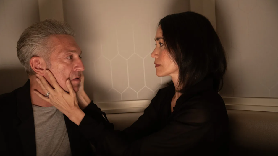 Critique de The Shrouds : David Cronenberg ne détournera pas le regard de l&rsquo;amour perdu