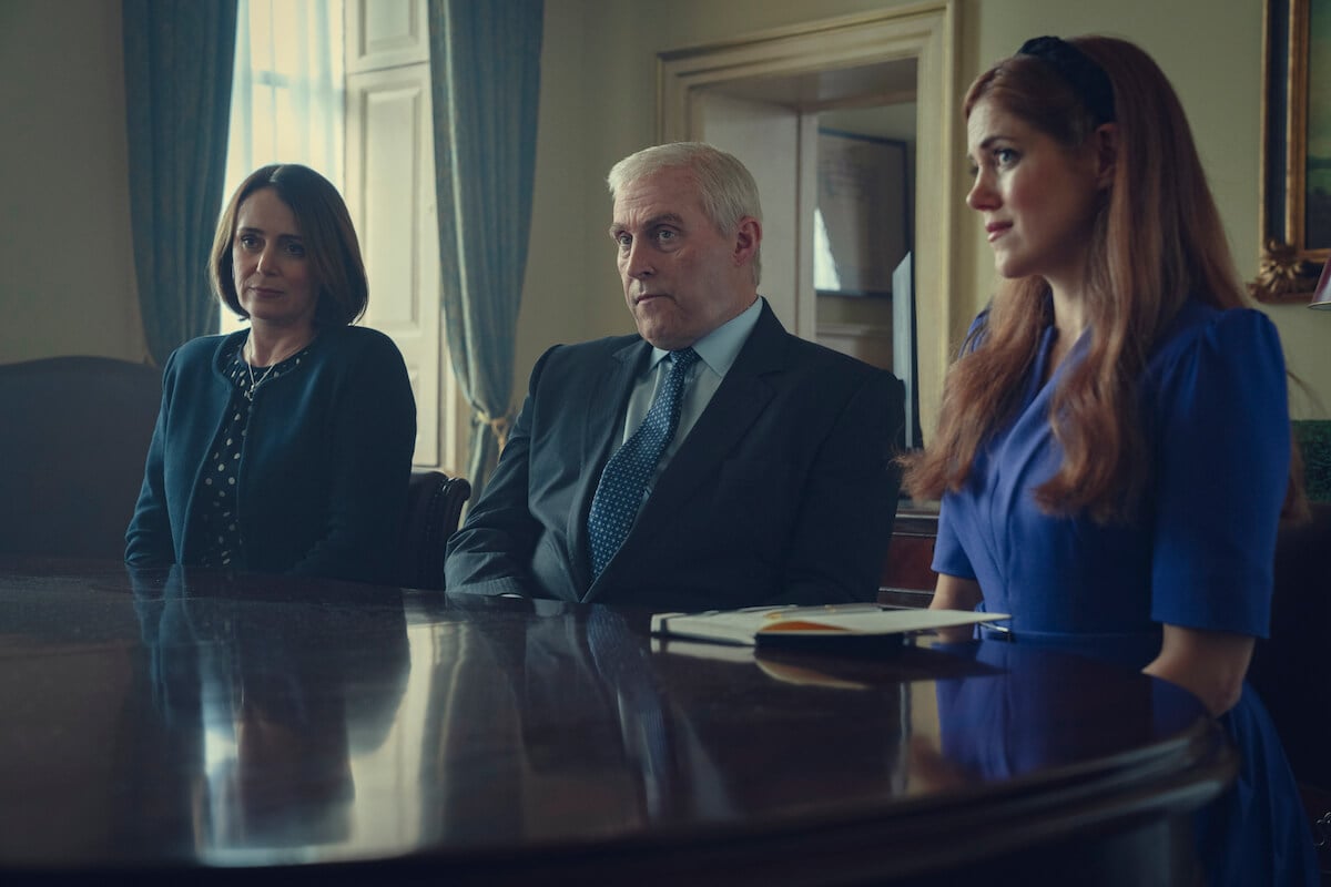 Keeley Hawes, Rufus Sewell et Charity Wakefield dans le rôle de la princesse Beatrice dans « Scoop » de Netflix