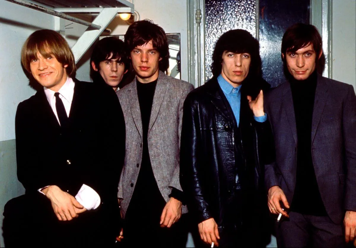 Brian Jones, Keith Richards, Mick Jagger, Bill Wyman et Charlie Watts des Rolling Stones font la queue ensemble.