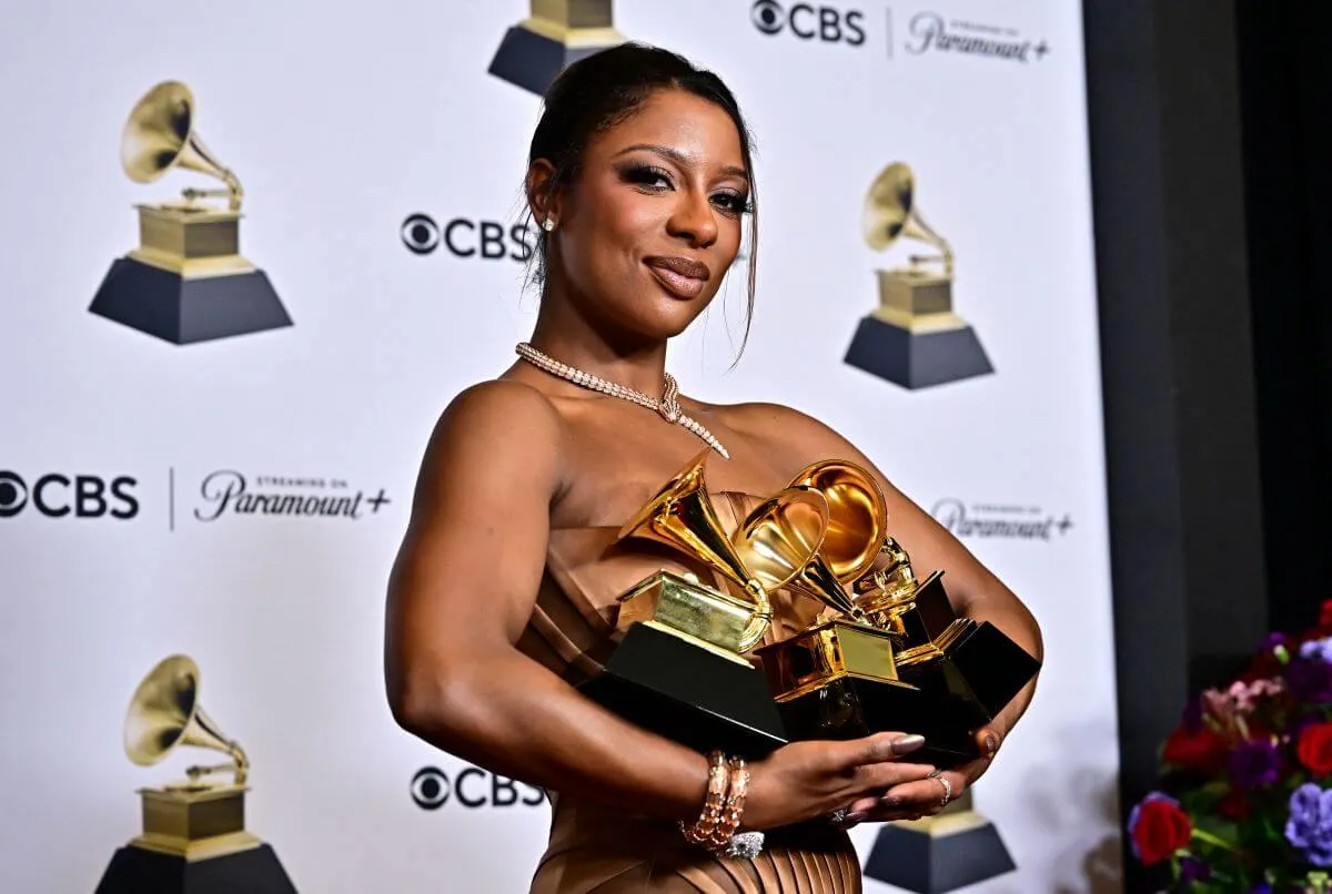 Victoria Monet détient trois Grammy Awards.  Elle porte un collier.