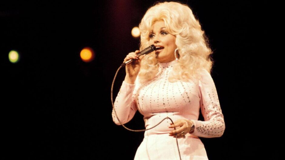 Dolly Parton a aggravé sa blessure vocale parce qu&rsquo;elle n&rsquo;arrivait pas à arrêter de parler