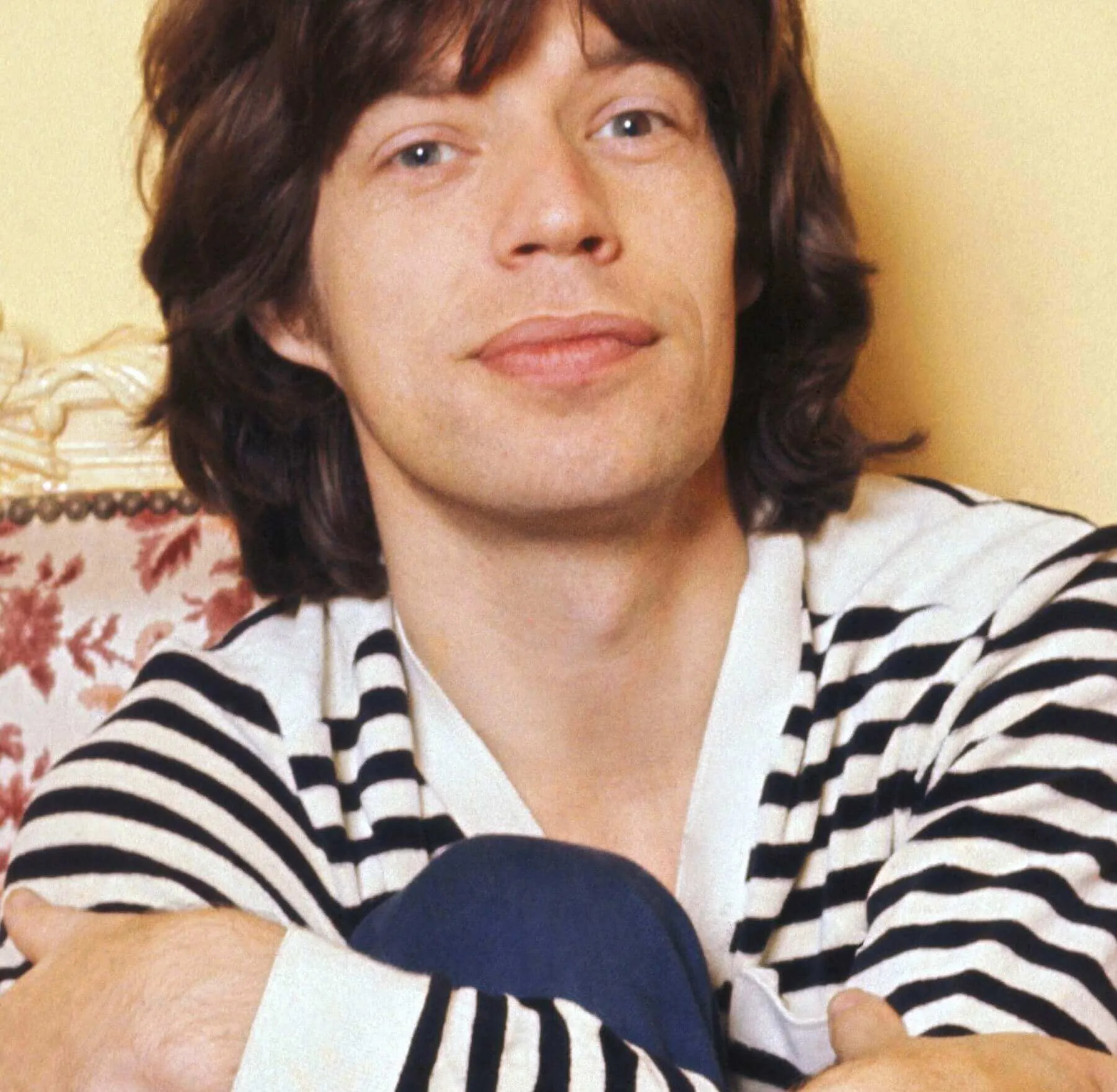 Mick Jagger porte des rayures