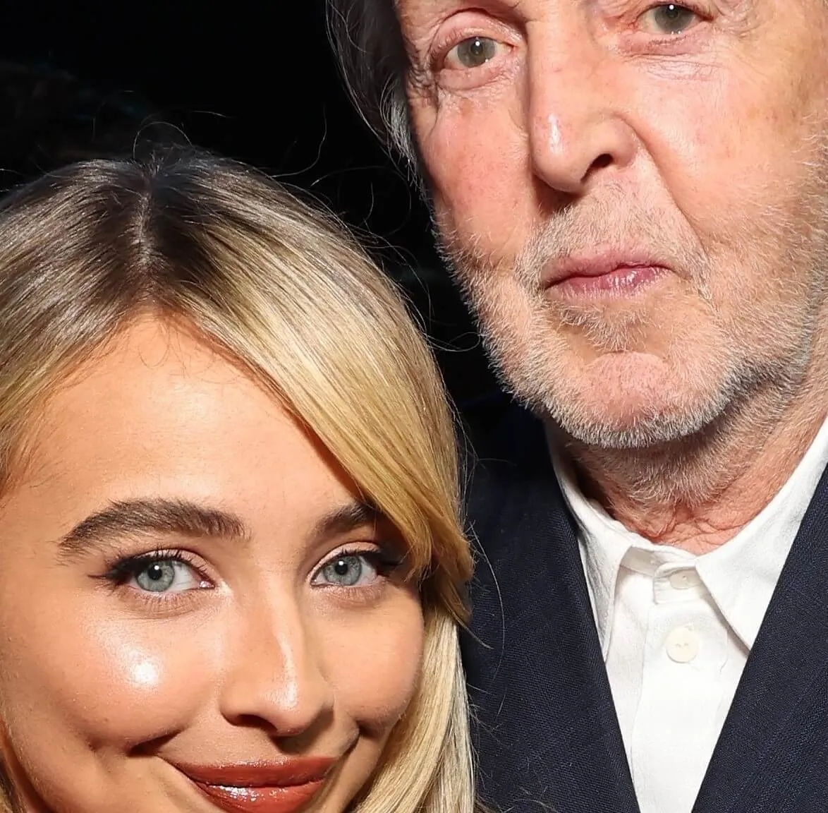 Sabrina Carpenter et Paul McCartney regardent la caméra