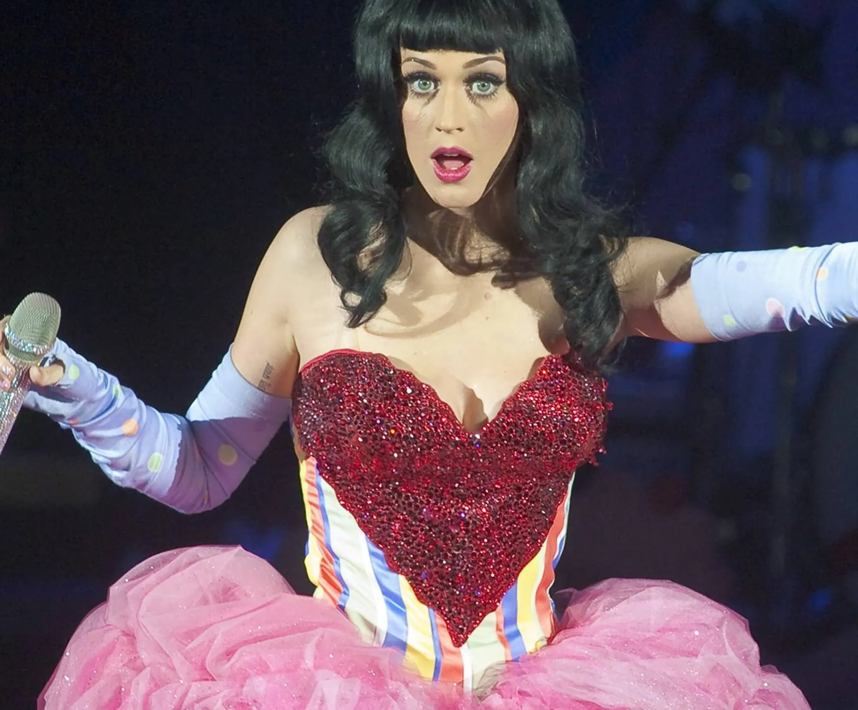 "Celui qui est parti" la star Katy Perry porte du rouge et du rose