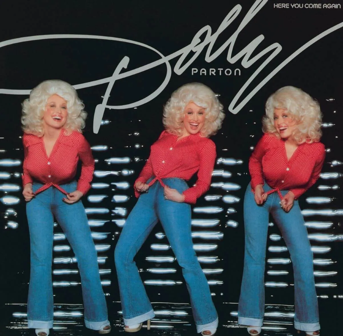 La couverture de l'album de Dolly Parton "Vous voilà à nouveau." Il y a trois images de Parton posant en jean et une chemise rouge.