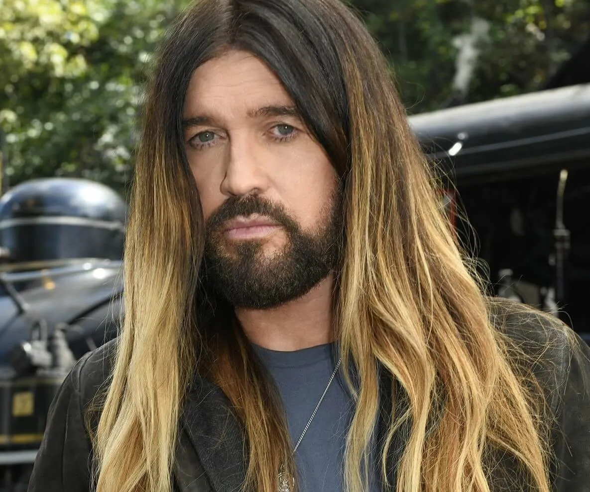 "Coeur brisé et douloureux" star Billy Ray Cyrus aux cheveux noirs