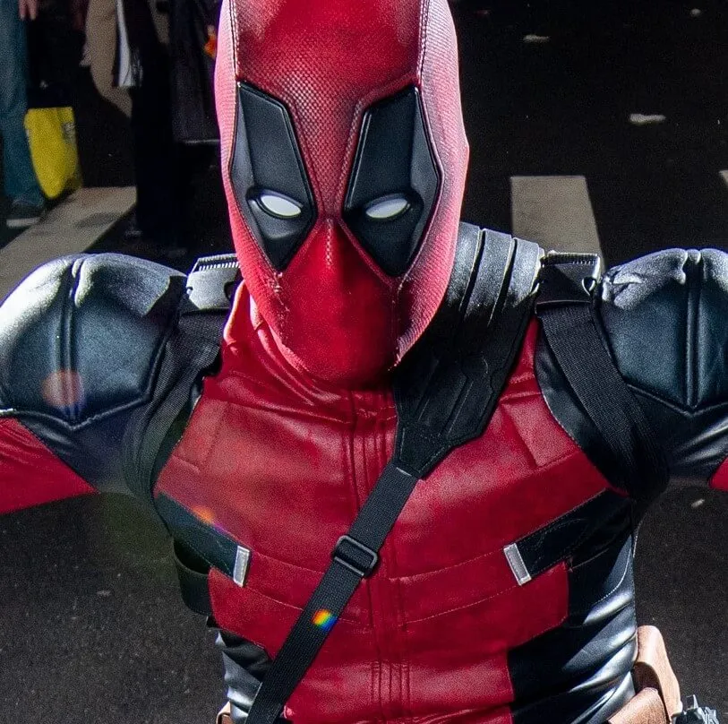 Un cosplayeur de Deadpool