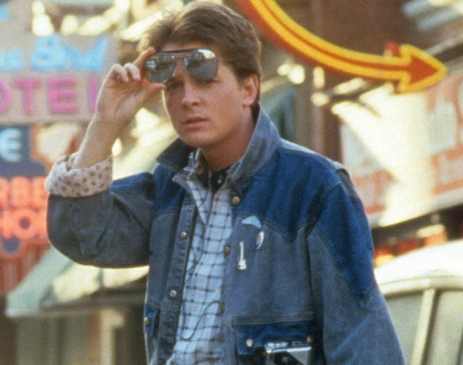 Michael J. Fox porte une veste en jean dans