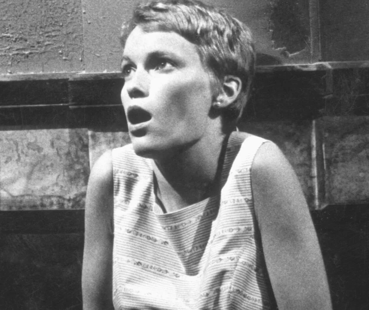 Mia Farrow dans un cliché publicitaire en noir et blanc pour 