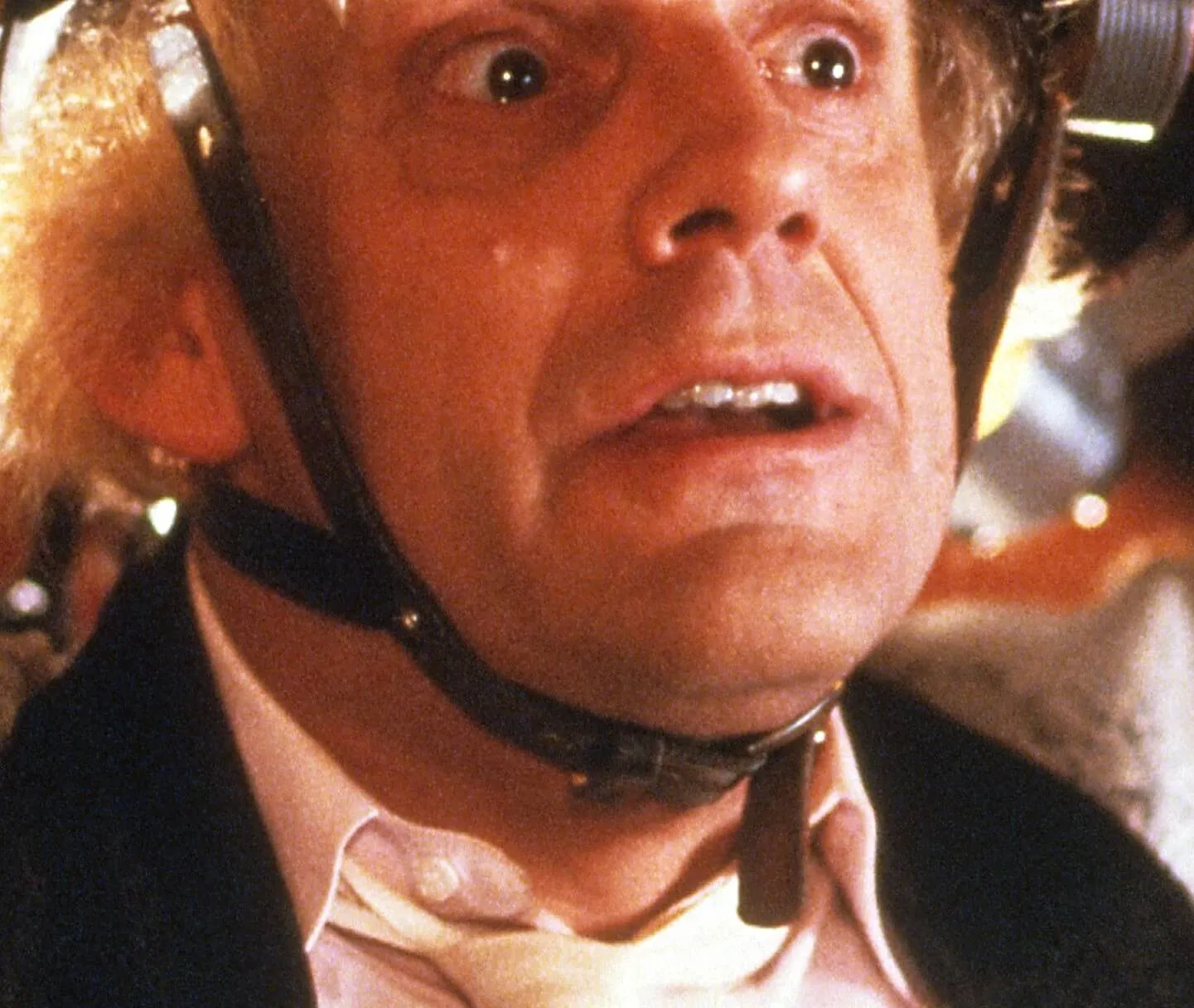 Christopher Lloyd porte un casque dans 