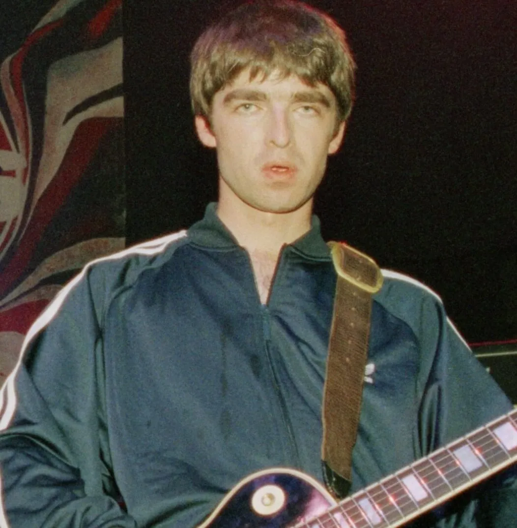 Noel Gallagher d'Oasis tenant une guitare