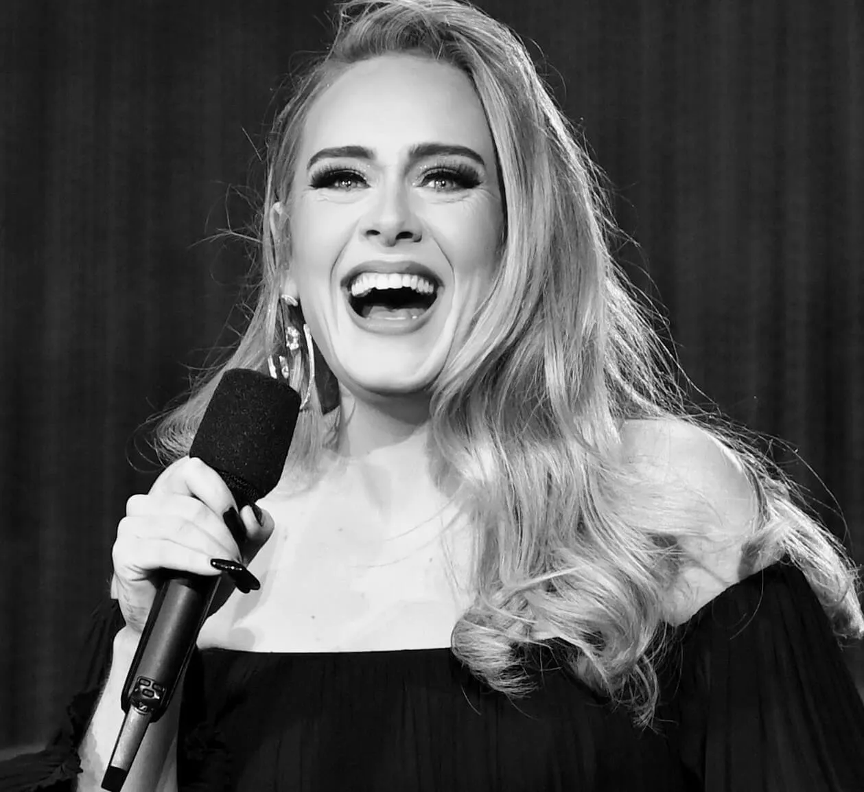 "Quelqu'un comme vous" la chanteuse Adèle souriante