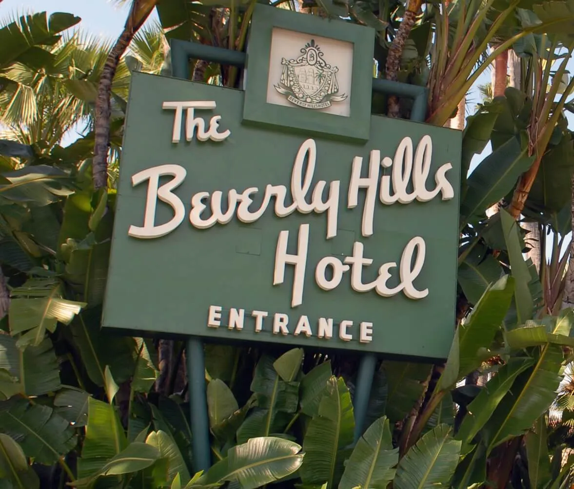 Une pancarte indiquant l'hôtel Beverly Hills, qui fait la couverture du magazine The Eagles. "Hôtel Californie"