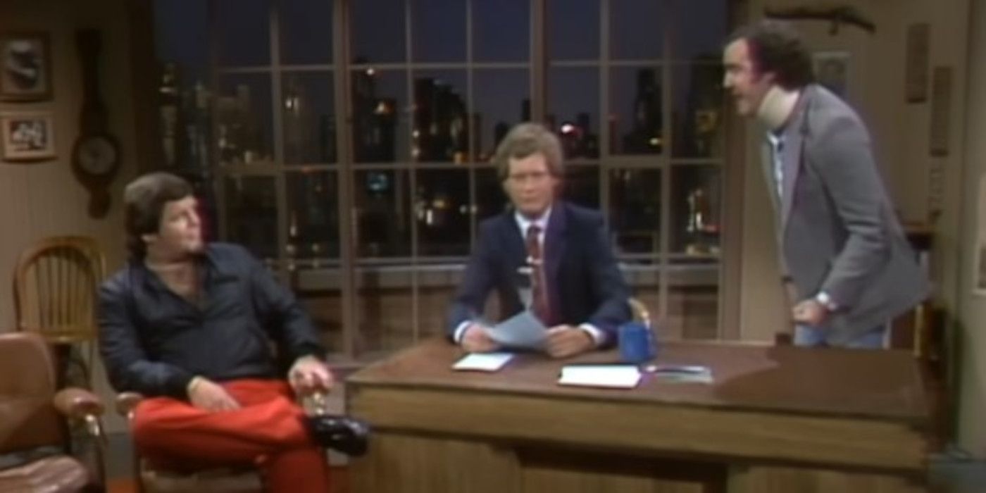 David Letterman interviewe Andy Kaufman et le lutteur Jerry Lawler lors du Late Show avec David Letterman.