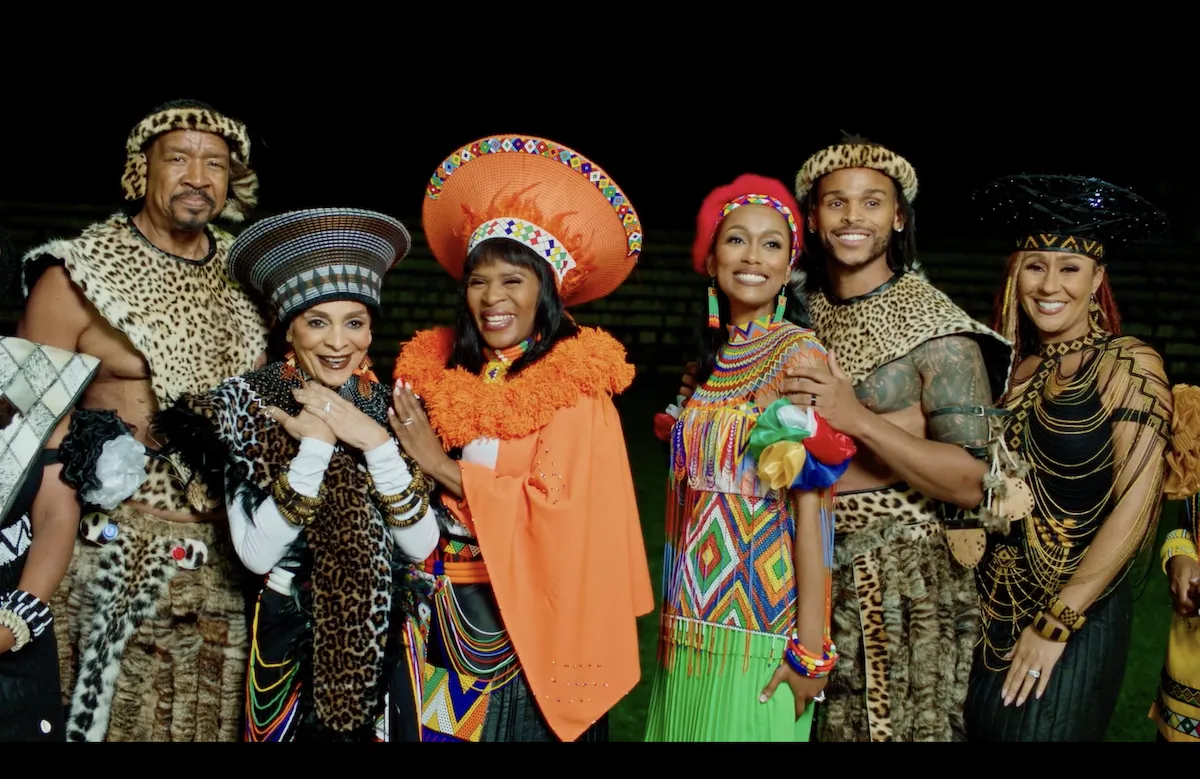 Une famille en robe de style africain dans « A Wesley South African Christmas »