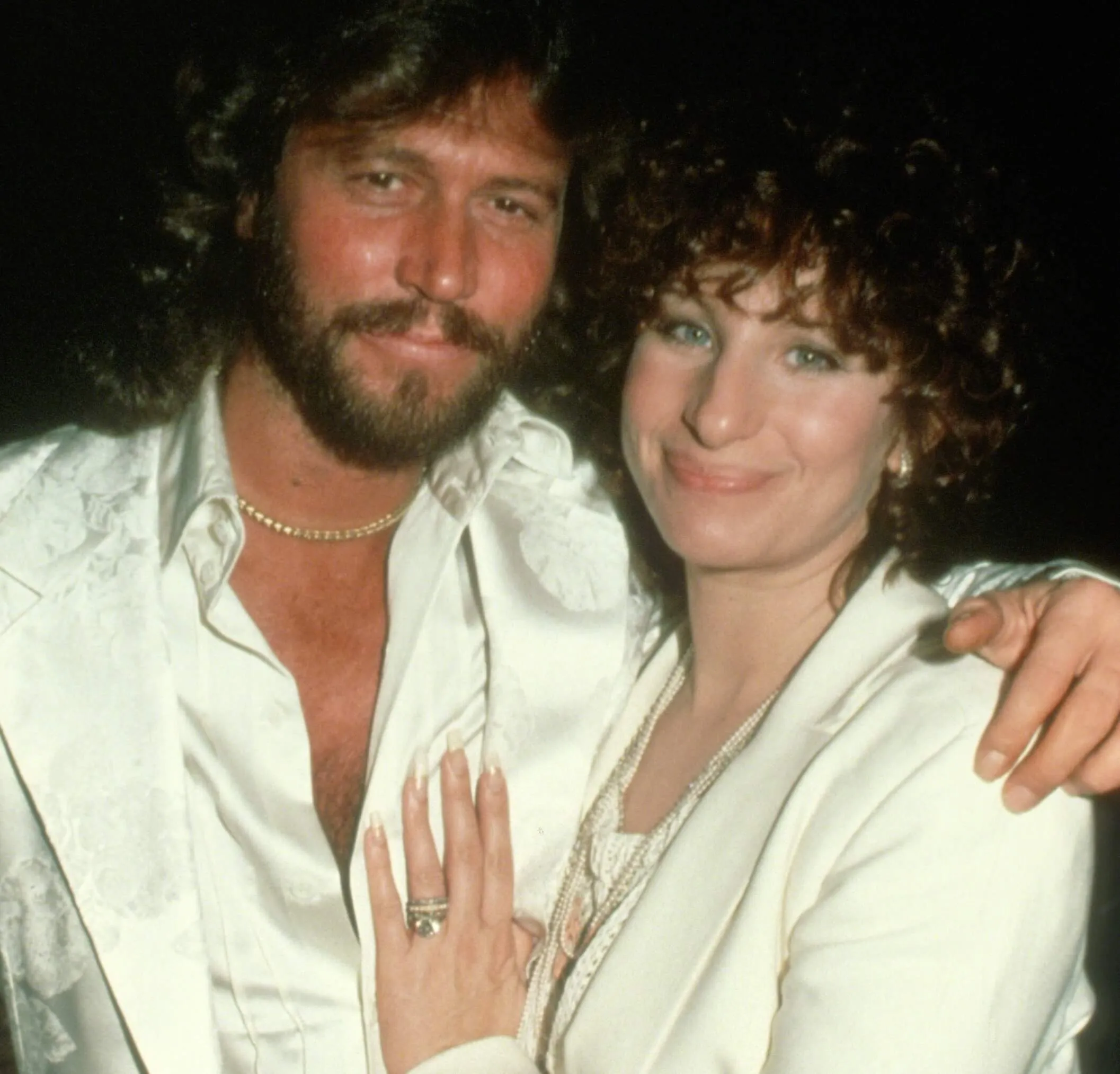 Barry Gibb des Bee Gees tenant Barbra Streisand